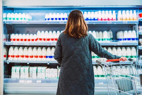 Una mujer frente a la sección de leche en un supermercado. (Ming Tung Tang (Getty Images))