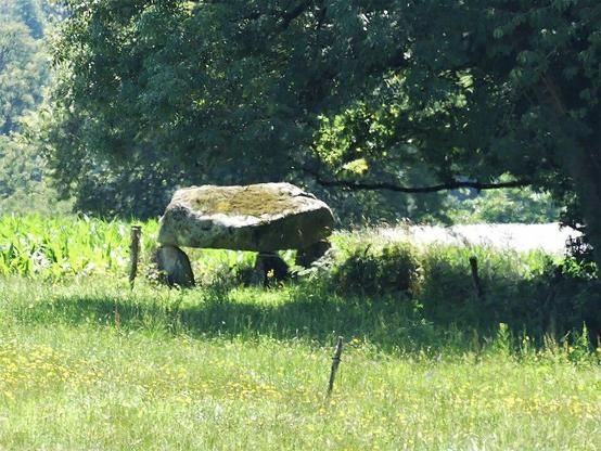 Dolmen de Saint-Hilaire à #SaintPriestlaPlaine (#Creuse) Construction Néolithique. Dolmen de Saint-Hilaire (cad. AE 159) : inscription par arrêté du 27 février 1990.
Suite 👉 https://monumentum.fr/monument-historique/pa00100222/saint-priest-la-plaine-dolmen-de-saint-hilaire
#Patrimoine #MonumentHistorique
Photo CC-BY-SA 4.0 : Père Igor