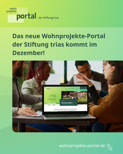 KI-generiertes Bild: divers aussehende Menschen sitzen an einem Tisch und reden, im Vordergrund ein Laptop mit Homepage vom neuen Wohnprojekteportal