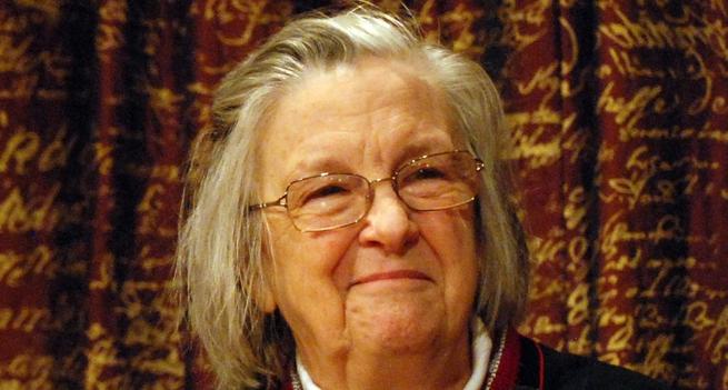 Elinor Ostrom auf der Pressekonferenz mit den Preisträgern des Preises für Wirtschaftswissenschaften 2009. © Prolineserver 2010, Wikipedia/Wikimedia Commons (cc-by-sa-3.0).