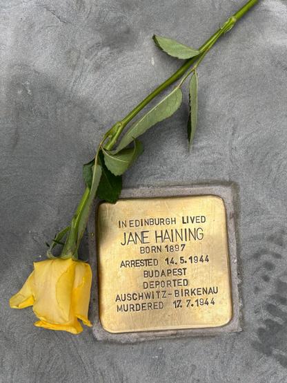 Das Bild zeigt den Stolperstein, mit dem an Jaine Haining in Schottland erinnert wird