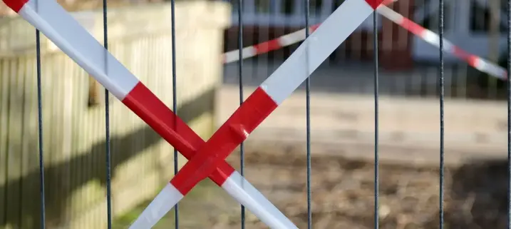 Absperrband in Rot und Weiß, das eine abgesperrte Zone kennzeichnet.