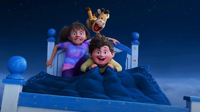 <img alt="In Your Dreams: il nuovo film d’animazione Netflix che trasforma i sogni in un viaggio emozionante" class="webfeedsFeaturedVisual wp-post-image" height="720" src="https://i0.wp.com/images.thedirect.com/media/article_full/in_your_dreams_review.jpg?w=1280&amp;resize=1280,720&amp;ssl=1" style="display: block; margin-bottom: 5px; clear: both;" title="In Your Dreams: il nuovo film d’animazione Netflix che trasforma i sogni in un viaggio emozionante" width="1280" /><div class="starw-prima-del-contenuto_4" id="starw-704553715"><div id="addendoContainer_Interstitial"></div></div><article>
<p>Il film d’animazione <em>In Your Dreams</em>, diretto da <strong>Alex Woo</strong> per <strong>Netflix</strong>, si distingue come una toccante esplorazione dell’immaginazione infantile e della fragilità emotiva dell’infanzia. Attraverso una storia ricca di magia e sentimento, il film riesce a raccontare in modo autentico le paure, le speranze e i sogni che accompagnano la crescita.</p><div class="starw-contenuto_6" id="starw-142502223" style="margin-top: 2px; margin-bottom: 2px;"><!-- BOX 300x250 Articolo 1 -->
<div id="addendoContainer_9001" style="width: 300px; height: 250px;">
</div></div>
<p>L’opera di Woo, realizzata in animazione CGI di altissimo livello, mescola momenti di avventura, introspezione e fantasia, offrendo un’esperienza coinvolgente per spettatori di tutte le età.</p>
<h2>L’infanzia tra immaginazione e vulnerabilità</h2>
<p>L’infanzia è da sempre un terreno fertile p