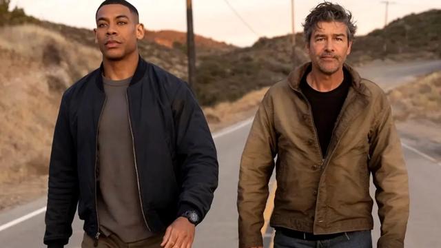 <img alt="Lanterns: il trailer della nuova serie DC svela un colpo di scena su Hal Jordan" class="webfeedsFeaturedVisual wp-post-image" height="900" src="https://i1.wp.com/static0.srcdn.com/wordpress/wp-content/uploads/2025/11/aaroin-pierre-s-john-stewart-and-kyle-chandler-s-hal-jordan-walk-down-a-road-in-lanterns-series.jpg?w=1600&amp;h=900&amp;fit=crop&amp;w=1600&amp;resize=1600,900&amp;ssl=1" style="display: block; margin-bottom: 5px; clear: both;" title="Lanterns: il trailer della nuova serie DC svela un colpo di scena su Hal Jordan" width="1600" /><div class="starw-prima-del-contenuto_4" id="starw-3970002373"><div id="addendoContainer_Interstitial"></div></div><p>Il primo trailer della nuova serie DC, <em>Lanterns</em>, è stato mostrato in anteprima a un pubblico selezionato, rivelando alcuni dettagli inediti sul personaggio di <strong>Hal Jordan</strong> e offrendo un assaggio del tono più maturo e investigativo che caratterizzerà la produzione. L’anticipazione, pur non ancora diffusa online, ha già suscitato grande curiosità tra i fan dell’universo DC e gli addetti ai lavori.</p><div class="starw-contenuto_6" id="starw-1823339448" style="margin-top: 2px; margin-bottom: 2px;"><!-- BOX 300x250 Articolo 1 -->
<div id="addendoContainer_9001" style="width: 300px; height: 250px;">
</div></div>
<h2>Un approccio inedito per l’universo DC</h2>
<p>Diversamente da altri progetti dello stesso franchise, <em>Lanterns</em> si distingue per un <strong>tono cupo e realistico</strong>,