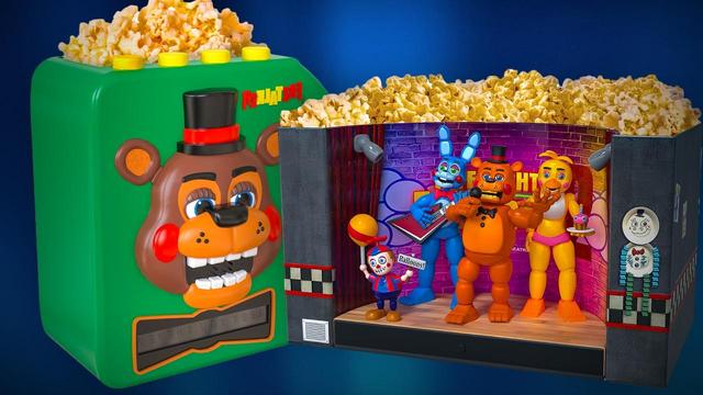 <img alt="Five Nights at Freddy’s 2: svelati i secchi di popcorn ufficiali in vista del film horror più atteso del 2025" class="webfeedsFeaturedVisual wp-post-image" height="720" src="https://i1.wp.com/images.thedirect.com/media/article_full/fnaf-popcorn.jpg?w=1280&amp;resize=1280,720&amp;ssl=1" style="display: block; margin-bottom: 5px; clear: both;" title="Five Nights at Freddy’s 2: svelati i secchi di popcorn ufficiali in vista del film horror più atteso del 2025" width="1280" /><div class="starw-prima-del-contenuto_4" id="starw-2133304445"><div id="addendoContainer_Interstitial"></div></div><p>La campagna promozionale di <em>Five Nights at Freddy’s 2</em> entra nel vivo con una serie di <strong>gadget esclusivi</strong> che stanno già attirando l’attenzione dei fan. Il sequel dell’horror di successo targato Blumhouse e Universal Pictures arriverà nei cinema il <strong>5 dicembre 2025</strong>, ma la macchina del marketing è già in moto, a partire dai nuovi <strong>secchi di popcorn tematici</strong>, distribuiti nelle principali catene cinematografiche statunitensi.</p><div class="starw-contenuto_6" id="starw-972939264" style="margin-top: 2px; margin-bottom: 2px;"><!-- BOX 300x250 Articolo 1 -->
<div id="addendoContainer_9001" style="width: 300px; height: 250px;">
</div></div>
<p>Il film, diretto da <strong>Emma Tammi</strong>, vede il ritorno del creatore originale <strong>Scott Cawthon</strong> come sceneggiatore e produttore, e prosegue la storia dei sinistri animatron