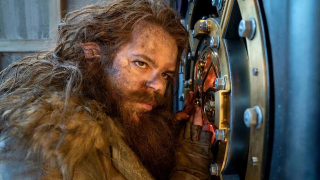 <img alt="Artemis Fowl: il tentativo fallito di creare il nuovo Harry Potter" class="webfeedsFeaturedVisual wp-post-image" height="900" src="https://i0.wp.com/static0.srcdn.com/wordpress/wp-content/uploads/2025/11/josh-gad-as-mulch-diggums-cracking-a-safe-in-artemis-fowl.jpg?w=1600&amp;h=900&amp;fit=crop&amp;w=1600&amp;resize=1600,900&amp;ssl=1" style="display: block; margin-bottom: 5px; clear: both;" title="Artemis Fowl: il tentativo fallito di creare il nuovo Harry Potter" width="1600" /><div class="starw-prima-del-contenuto_4" id="starw-3880837233"><div id="addendoContainer_Interstitial"></div></div><p>Il successo straordinario del franchise di <em>Harry Potter</em> ha inevitabilmente generato una lunga scia di imitazioni, alcune riuscite, altre destinate a svanire. Quando la saga cinematografica ispirata ai romanzi di J.K. Rowling giunse alla sua conclusione, Hollywood si trovò di fronte a un vuoto enorme e alla ricerca di un degno successore. Tra i candidati, una serie di romanzi in particolare sembrò incarnare l’eredità perfetta: <em>Artemis Fowl</em> di <strong>Eoin Colfer</strong>.</p><div class="starw-contenuto_6" id="starw-2497830640" style="margin-top: 2px; margin-bottom: 2px;"><!-- BOX 300x250 Articolo 1 -->
<div id="addendoContainer_9001" style="width: 300px; height: 250px;">
</div></div>
<p>Pubblicato per la prima volta nel 2001, quattro anni dopo <em>Harry Potter e la Pietra Filosofale</em>, <em>Artemis Fowl</em> proponeva una formula simile — un giovane protag