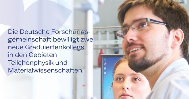 Ein junger Mann mit Brille und Bart sowie eine junge Frau im Labor blicken gemeinsam auf einen Monitor oder ein wissenschaftliches Gerät. Beide tragen Laborkittel. Links im Bild befindet sich ein Text, der informiert: „Die Deutsche Forschungsgemeinschaft bewilligt zwei neue Graduiertenkollegs in den Gebieten Teilchenphysik und Materialwissenschaften.“ Der Hintergrund zeigt eine Laborumgebung mit technischen Geräten und Monitoren.
