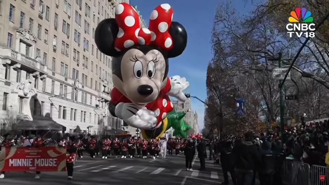 minnie mouse in the Macy's thanksgiving parade, moments ago

giant float above the crowds appears in a running stance, almost like minnie is about to do a dab