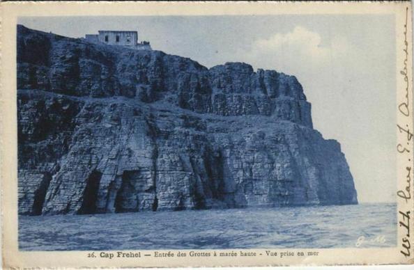 Cap Frehel Entree des Grottes a Maree Haute (#CôtesDArmor)  #CartePostaleAncienne 👉 https://cartorum.fr/carte-postale/624240/cap-frehel-entree-des-grottes-a-maree-haute