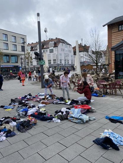Mit einem Catwalk aus getragenen Kleidungsstücken, über den blutverschmierte Models liefen - das wahre Gesicht der fast fashion.