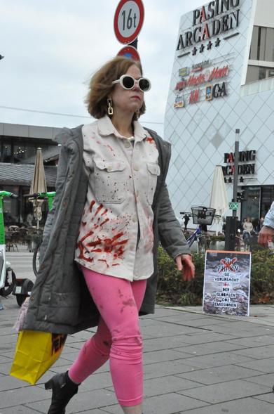 Aktivisti als Fashion-Model verkleidet läuft wie auf einem Catwalk.