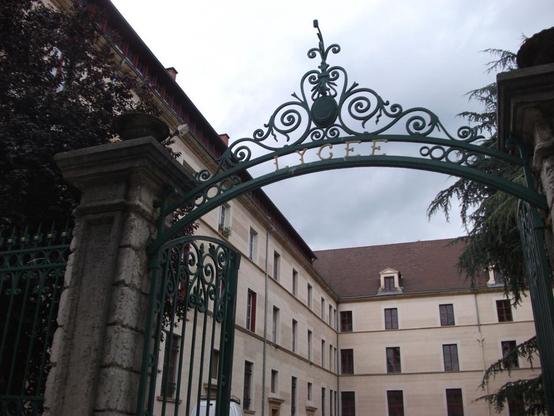 Lycée à #Roanne (#Loire) Construction 1er quart XVIIe siècle. Chapelle : inscription par arrêté du 11 juillet 1942.
Suite 👉 https://monumentum.fr/monument-historique/pa00117562/roanne-lycee
#Patrimoine #MonumentHistorique
Photo CC-BY-SA 4.0 : Pierre de Montfalcon