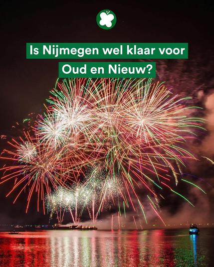 Vuurwerk in rode, groene en witte kleuren barst open boven een donkere rivier, waarbij de lichtreflecties zichtbaar zijn op het water. Bovenin de afbeelding staat in groene kaders de tekst: ‘Is Nijmegen wel klaar voor Oud en Nieuw?’ met een PvdD vlinder-icoon erboven.