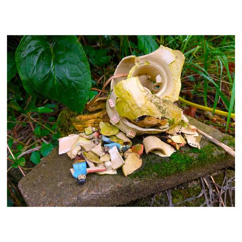 Disgrifiad (Cymraeg) : Hen gerflun. Mae e wedi bod yn yr ardd am amser hir, a blynyddoedd o dywydd wedi ei malu yn ddarnau mân.

Description (English) : An old sculpture. It has been in the garden for a long time, and years of weather has broken it into small pieces.

འགྲེལ་བཤད།(བོད་ཡིག) :  ཆ་ཤས (cha shas) Piece, part