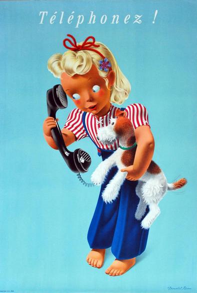 Un cartel vintage con un fondo azul claro. En el centro, una niña pequeña, de pelo rubio y ojos azules muy abiertos, sujeta un auricular de teléfono negro grande y antiguo, mirándolo con curiosidad. Viste una blusa de rayas rojas y blancas, pantalones anchos azules y un lazo rojo en el pelo. En su brazo izquierdo, sostiene un perro pequeño de pelaje blanco y marrón. La palabra "Téléphonez!" (¡Llamen!) está escrita en la parte superior del cartel con letras blancas y curvadas. Es una obra del artista Donald Brun.
