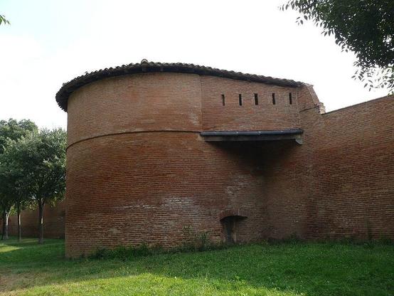 Rempart médiéval à #Toulouse (#HauteGaronne) Première enceinte construite en 1140 et 1211, démantelée entre 1215 et 1229. Les tours de l'enceinte actuelle, édifiée au XVIe siècle, ont été bâties avant le montag...
Suite 👉 https://monumentum.fr/monument-historique/pa31000011/toulouse-rempart-medieval
#Patrimoine #MonumentHistorique
Photo CC-BY-SA 4.0 : This illustrationwas made byPeter Potrowl.

Please
