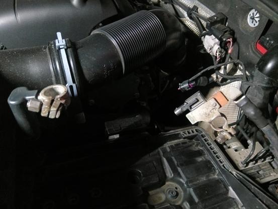 empty space where battery has been removed. the L+ terminal is on the left and L- (with BMS module) on the right, the thin control wire from the BMS has been disconnected