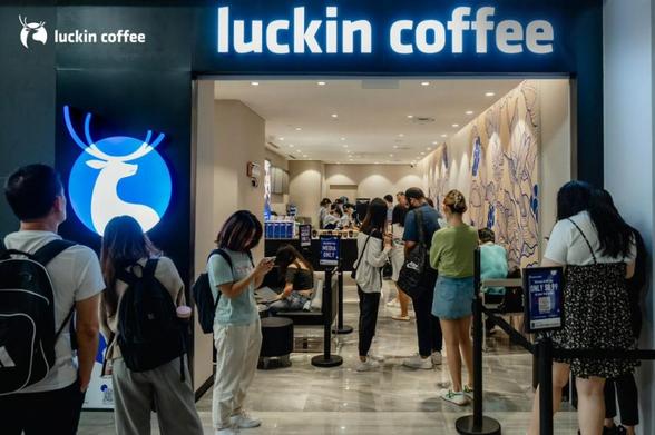 <p>中国の大手コーヒーチェーン「瑞幸咖啡（luckin coffee、ラッキンコーヒー）」が11月17日、2025年7～9月期決算を発表した。売上高は前年同期比50.2％増の153億元（約3400億円）で、うち直営店の売上高が110億8000万元（約2400億円）と大半を占めた。純利益は12億8000万元（約280億円）だった。</p>
<p>ラッキンはここ5年間で飛躍的な成長を遂げ、米スターバックスを抜いて中国最大のコーヒーチェーンとなった。9月末時点の総店舗数は2万9214店舗に達し、うち海外店舗数はシンガポールや米国、マレーシアなどを中心に118店舗となった。</p>
<p>同社は4〜6月期から、アリババグループ傘下の淘宝閃購（Taobao Instant Commerce）のほか、美団（Meituan）や京東集団（JDドットコム）などの出前アプリで割引キャンペーンを開始。これが新規顧客の獲得につながり、中国国内市場の急拡大を後押しした。</p>
<blockquote class="wp-embedded-content"><p><a href="https://36kr.jp/443453/">スターバックス中国、回復基調鮮明　現地ファンドに株式最大6割を売却し運営強化</a></p></blockquote>
<p></p>
<p>郭謹一CEOは11月1日、福建省廈門市で開かれた企業家向けイベントで、米国での再上場を準備中だと明らかにした。ラッキンは2020年6月、不正会計を理由に米ナスダックの上場廃止に追い込まれた。しかし、その後は内部改革を進め、黒字転換を果たしている。</p>
<blockquote class="wp-embedded-content"><p><a href="https://36kr.jp/65942/">粉飾決算で炎上した中国「luckin coffee」、創業者が謝罪「あまりに成長を急ぎ過ぎた」</a></p></blockquote>
<p></p>
<p>＊1元＝約22円で計算しています。</p>
<p>（36Kr Japan編集部・茶谷弥生）</p>