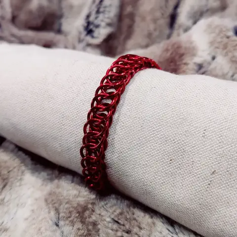 Même bracelet en rouge.