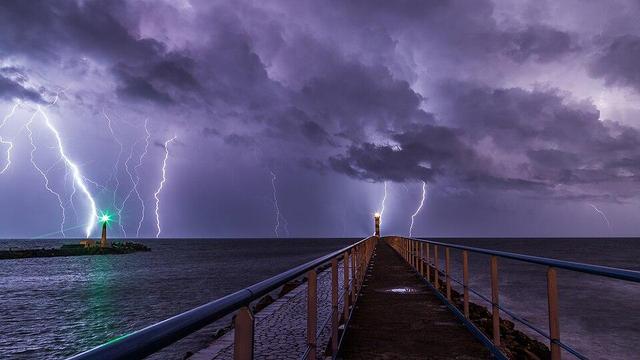 Port et phare par une nuit de tempête et foudre à Port-la-Nouvelle dans le département de l'Aude, dans le sud de la France.

Port and lighthouse overnight storm with lightning in Port-la-Nouvelle in the Aude department in southern France.