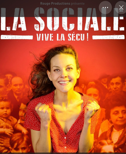 Affiche du film : dominante rouge, une jeune souriante, poings serrés et une foule arrière plan