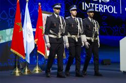 Tre membri delle forze di polizia marocchine sul palco dell'Assemblea Generale dell'Interpol