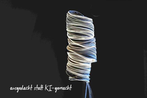 ausgedacht statt KI gemacht – Kunstausstellung bei Robbe & Berking in Flensburg