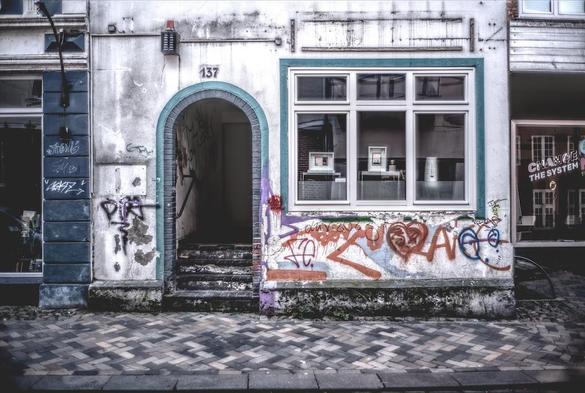 Fassade in der Norderstraße Flensburg. Fotografiert mit Leica M Steel Rim 35mm.