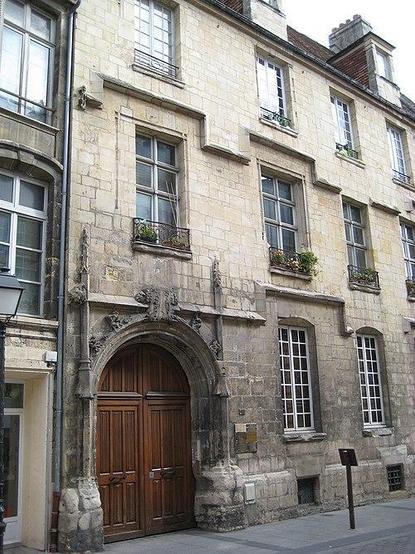 Ancien hôtel de Girard-Bureau à #Caen (#Calvados) Construction XVe siècle. Façade : inscription par arrêté du 13 juin 1927.
Suite 👉 https://monumentum.fr/monument-historique/pa00111149/caen-ancien-hotel-de-girard-bureau
#Patrimoine #MonumentHistorique
Photo CC-BY-SA 4.0 : Karldupart