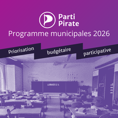 En haut, sur fond violet clair, le logo du Parti Pirate avec le texte "Programme municipal 2026" en blanc. Au milieu, sur fond violet foncé, le texte "Priorisation budgétaire participative" en blanc, en diagonale de bas en haut et de gauche à droite. En bas, en nuances de violet, une photo de salle de classe, ou de réunion, vide de personnes, du matériel de rédaction laissé en vrac sur les tables, à l'arrière-plan un tableau noir vierge où sont accrochées des images impossibles à discerner.