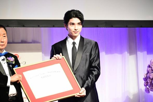 本田響矢 “美肌”際立つ艶黒スーツ姿を披露！お肌のきれいさ褒められ「ありがとうございます！」とはにかむ場面も ベストドレッサー賞受賞 | めざましmedia