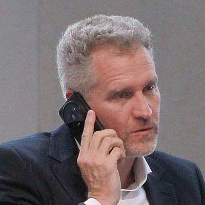 Petr Bystron, AfD, am 7. Juni 2024 mit einem Smartphone.