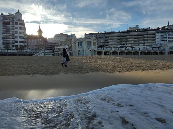 Aurora paseando por la playa de la concha por la mañana