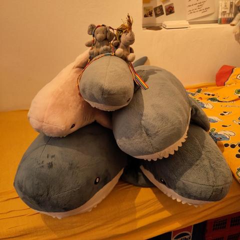 eine Cheerleading-Pyramide aus Haien unterschiedlicher Größe, zuoberst Einhorn Carola und Elefanty Elfi