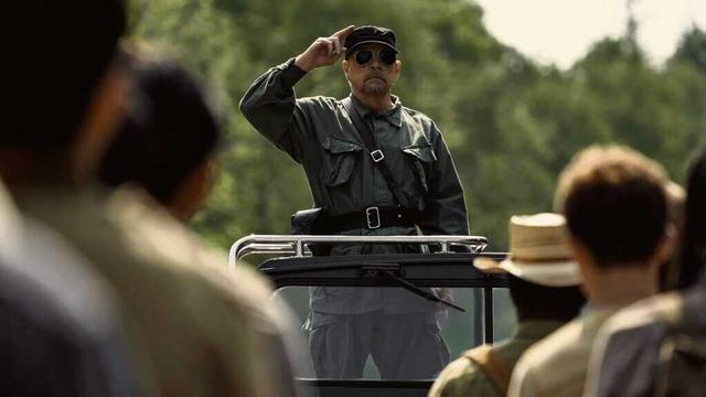 Un irrecoñecíbel Mark Hamill como Comandante 'do lado escuro'.