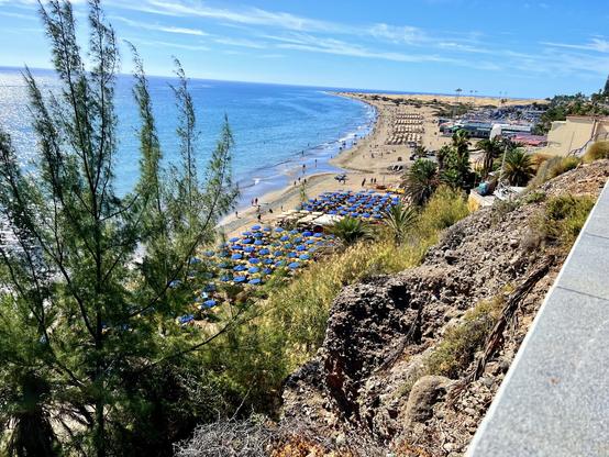 Am I the only one looking forward to the weekend?!?! Well, here is an idea ... Gorgeous autumnal day at the beach, blue skies all around blending in nicely with the ocean blue softly hitting the golden sand. Lots of sun loungers to spend the day doing absolutely nothing other than enjoying the sunshine and the warmth, the odd splash of the cool water, and, of course, the glorious views of the majestic Maspalomas Dunes in the horizon. What's not to love, right? 🥰👍🏻