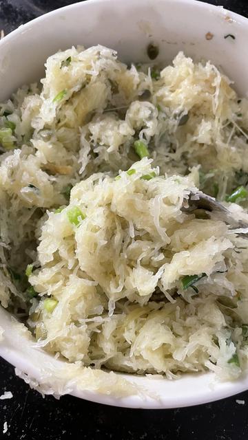 Kuvassa kurpitsaspagettia parmesaanilla