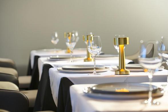 Mesa de comedor en el restaurante de lujo. (Getty Images)