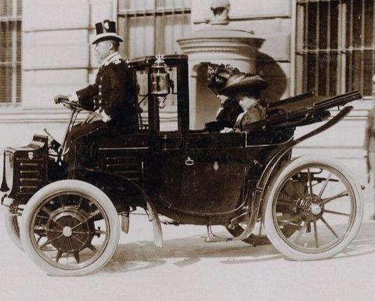 Gelegenheitsaufnahme bei einer Ausfahrt aus dem Palais Erzherzog Friedrich (Albertina, Stirnfront) im offenen Elektromobil; zusammen mit Erzherzogin Marie Christine von Österreich.
Rechteinhaber ÖNB https://www.onb.ac.at/impressum