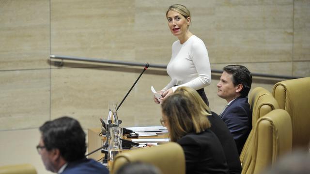 La presidenta de la Junta de Extremadura, María Guardiola, en un pleno de la Asamblea.
