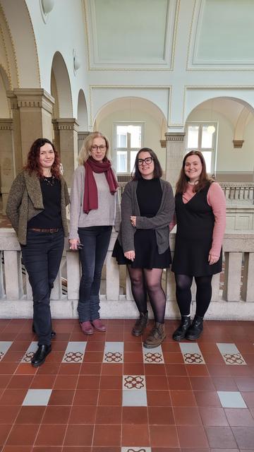 Gruppenbild der Mitarbeiterinnen der Fachstelle und des ZBIW im Flur der TH Köln