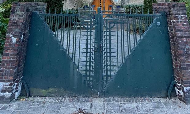 Fotobijschrift: Art deco-hekwerk bij de Nederlandse-Hervormde kerk in Oegstgeest