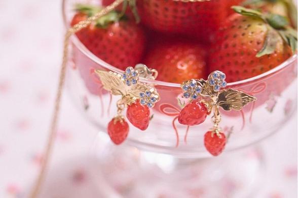 キャス キッドソン×リキュエムのアクセサリー、いちごイヤリングやネックレス - ファッションプレス