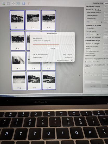 Photo d'un écran d'ordinateur pendant le scan (interminable) d'une pellicule photo