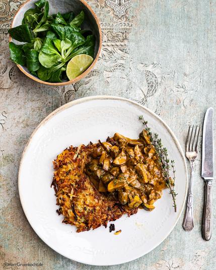 Kartoffel-Möhren-Rösti mit »Sauce Monsieur Vert« mit geschmorten Pilzen, frischem Thymian, Kurkuma und Limettenabrieb
