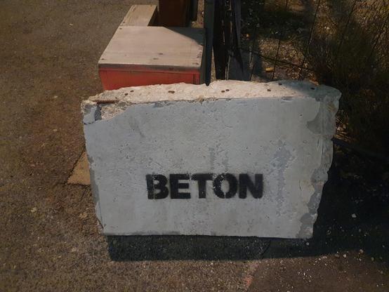 Auf einem Klotz Beton hat jemand die Aufschrift "Beton" in Großbuchstaben gemalt oder gesprayt. Eine zweckmäßige Aufschrift oder ein ironischer Kommentar zur Betonstadt Wien?