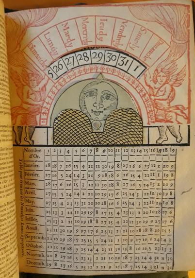 Recto : table des jours des nouvelles lunes surmontée d'une gravure sur bois représentant la lune au centre. En haut, imprimés en rouge, les jours de la semaine disposés en arc de semaine au dessus d'une ouverture dans le papier qui permet de faire tourner une roue fixée à l'arrière sur laquelle figurent les 31 jours d'un mois.