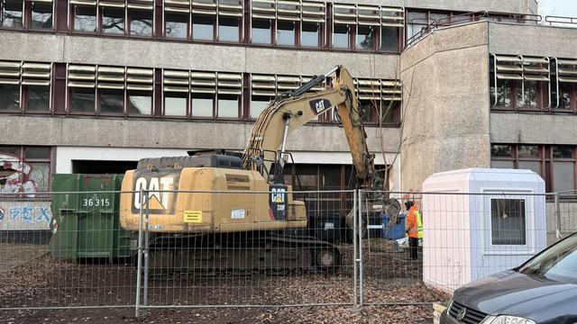 Bagger vor Gebäude.