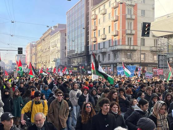 Il corteo di oggi a Milano.