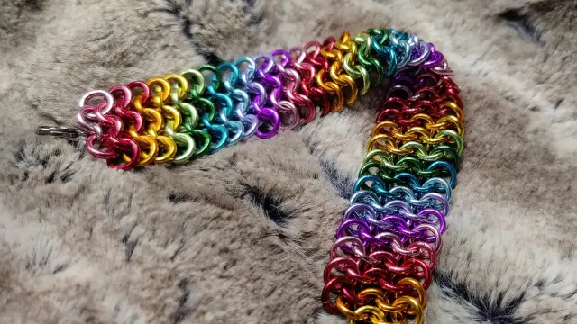 Bracelet en maille dans un dégradé de couleur arc-en-ciel super frais !